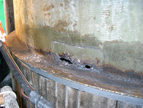 Corrosão transpassante na base de um tanque