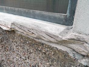 Parapeito de concreto da janela com graves danos