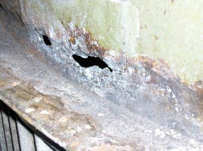 Corrosão severa resultando em defeitos transpassantes