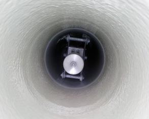 Revestimento interno de tubo em andamento usando Belzona 1381