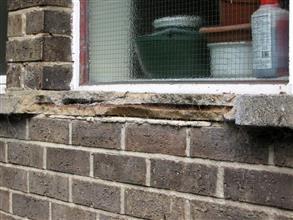 Peitoris de janela danificados devido à corrosão das barras de reforço