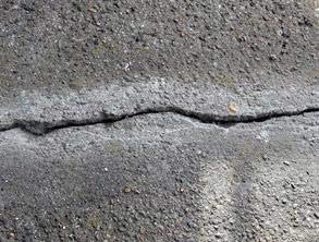 Rachaduras no concreto da sacada após preparação da superfície