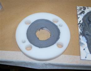 Aplicação de material epóxi em molde